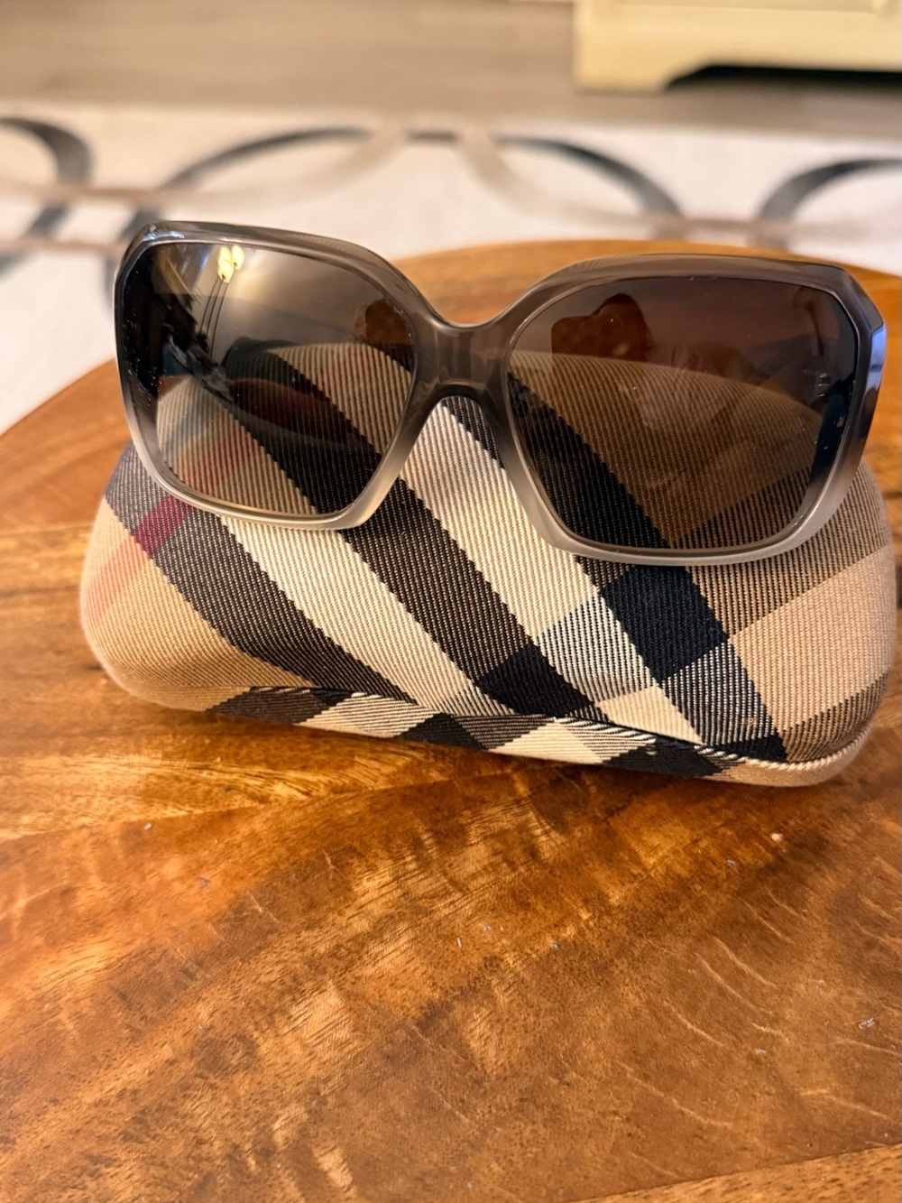 Burberry BE4083 Oversized
Grey Gradient Sunglasses Women 
Size 59 14 140 W Case